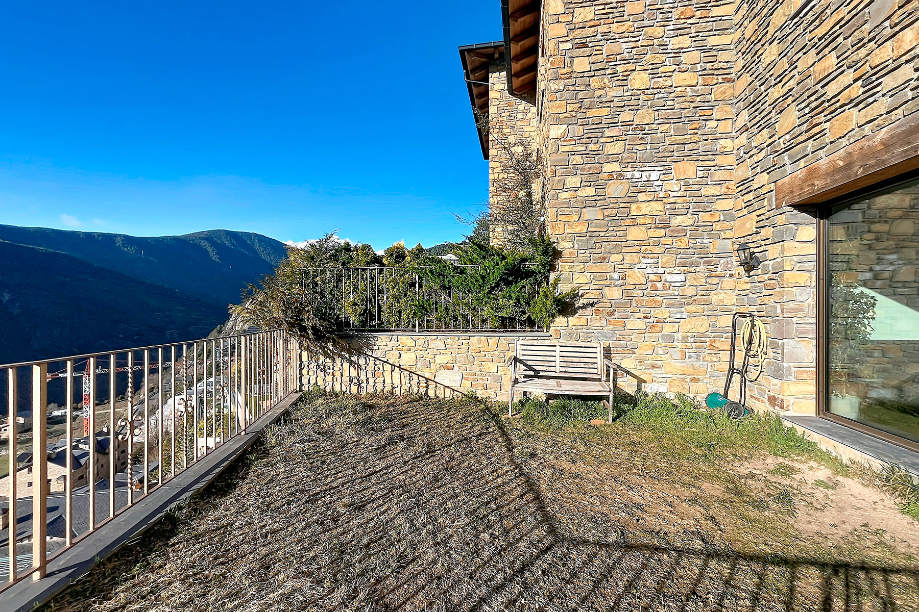 Descobreixi aquesta encantadora casa adossada a En