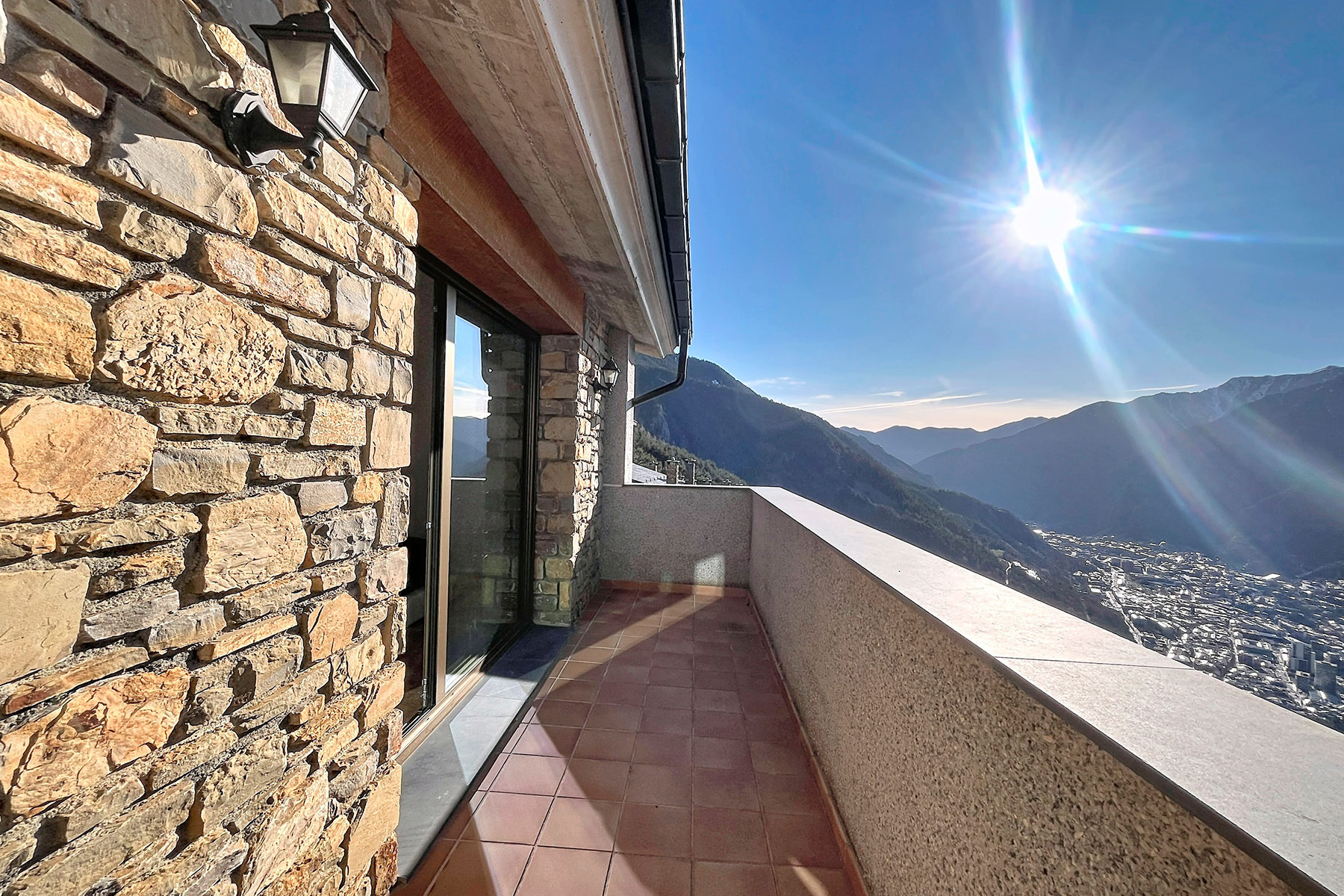 Descobreixi aquesta encantadora casa adossada a En