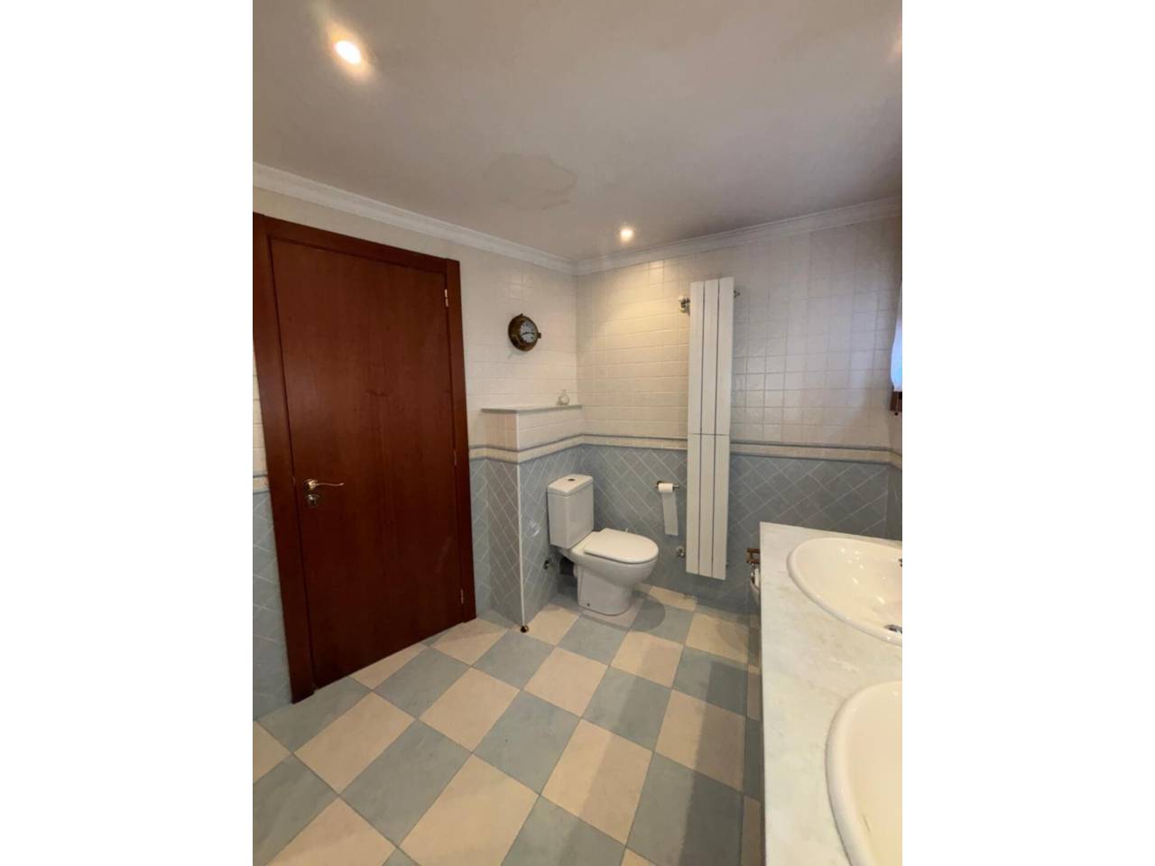 Casa adossada en entorn exclusiu i privilegiat, a un minut del centre