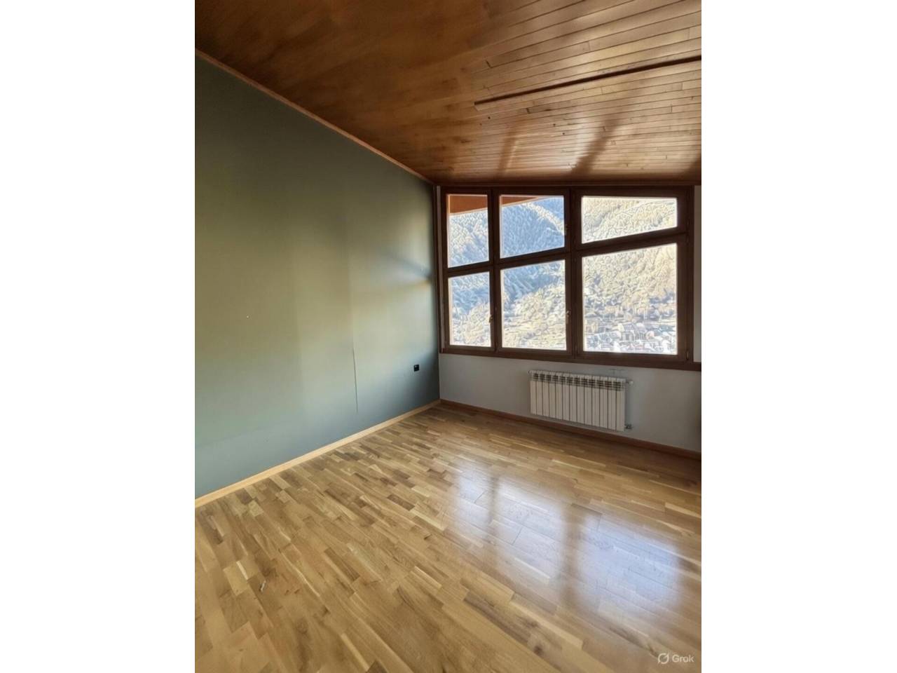 Casa adossada en entorn exclusiu i privilegiat, a un minut del centre