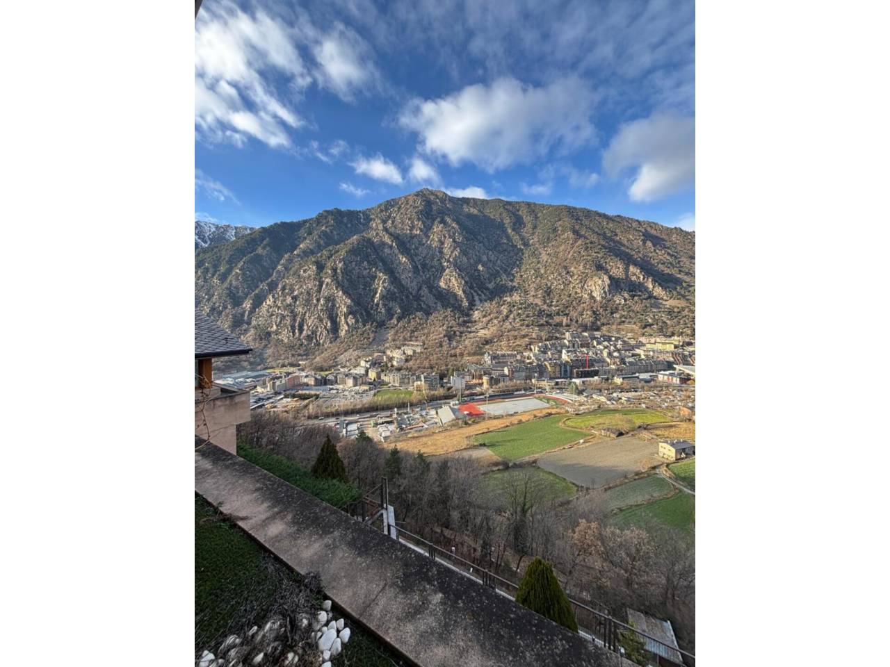 Casa adossada en entorn exclusiu i privilegiat, a un minut del centre