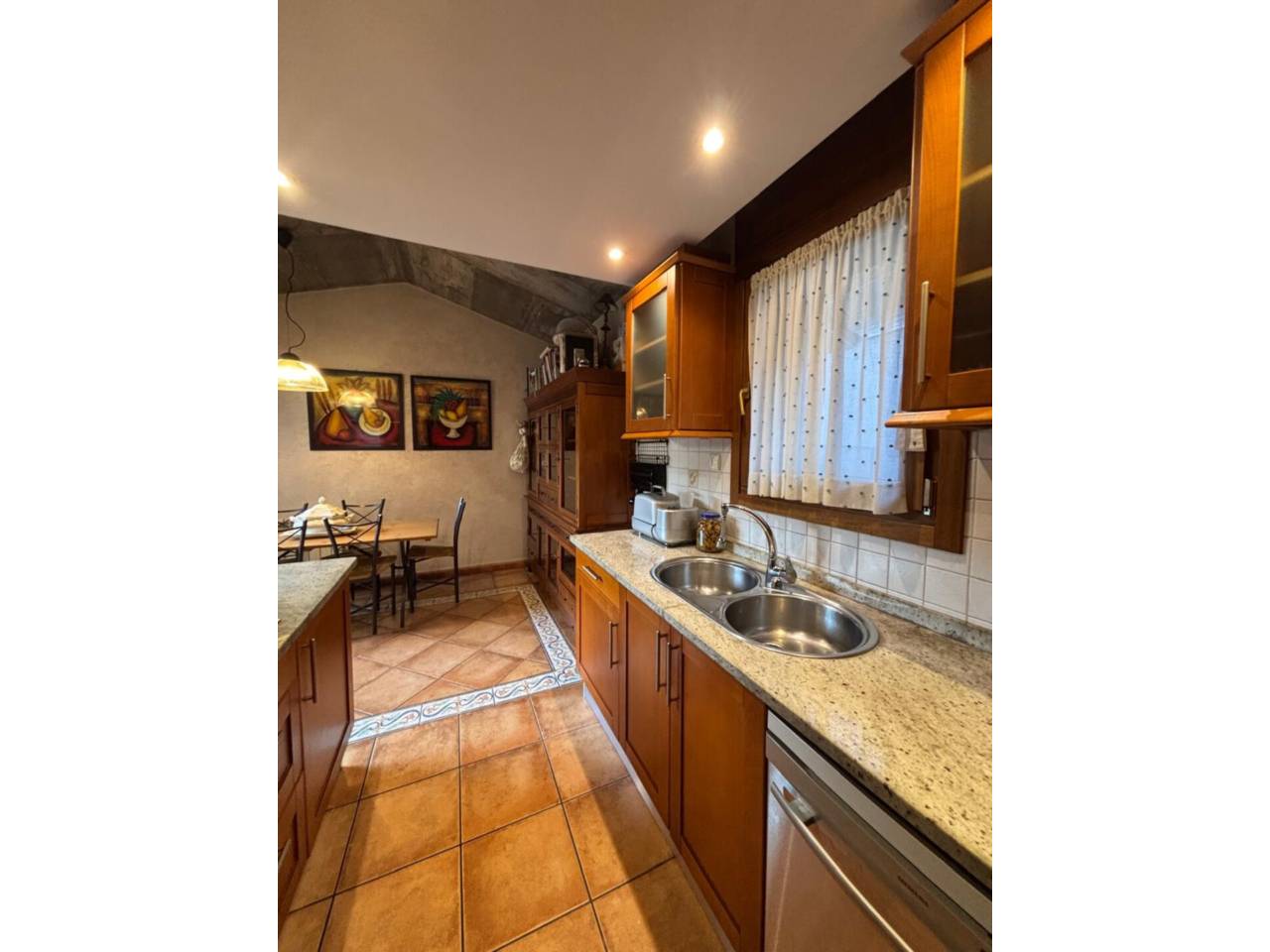 Casa adossada en entorn exclusiu i privilegiat, a un minut del centre