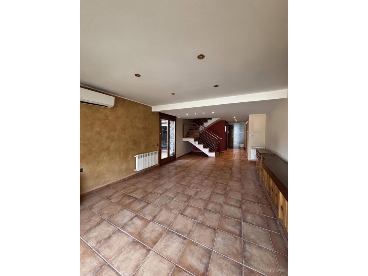 Casa adossada en entorn exclusiu i privilegiat, a un minut del centre