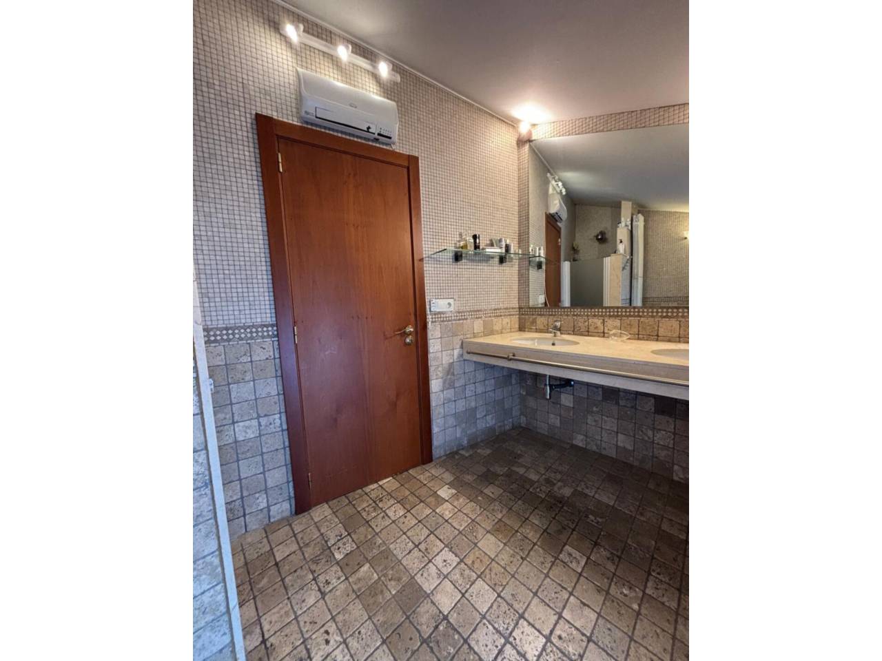 Casa adossada en entorn exclusiu i privilegiat, a un minut del centre