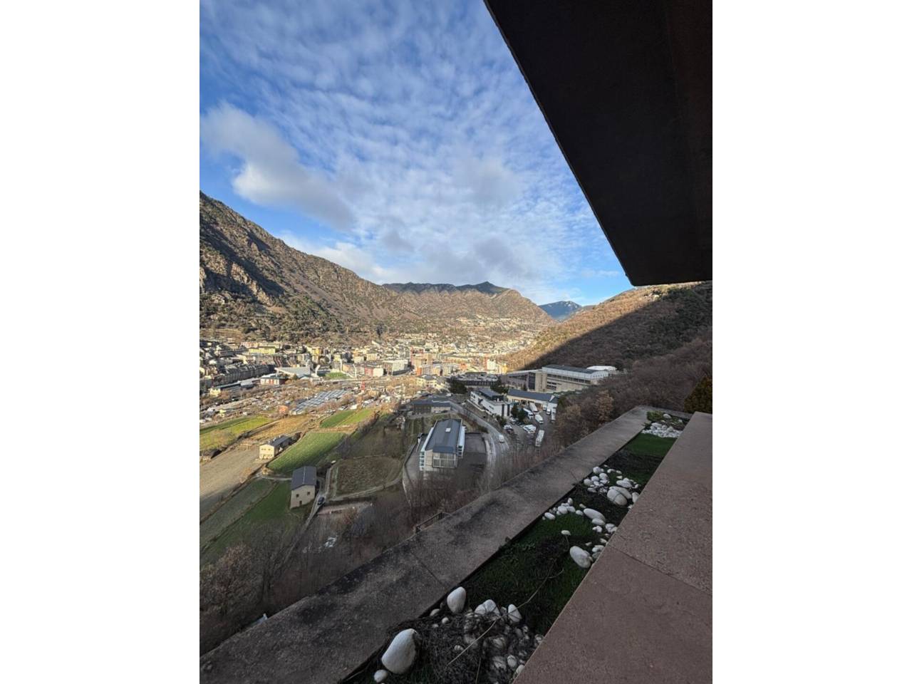 Casa adossada en entorn exclusiu i privilegiat, a un minut del centre