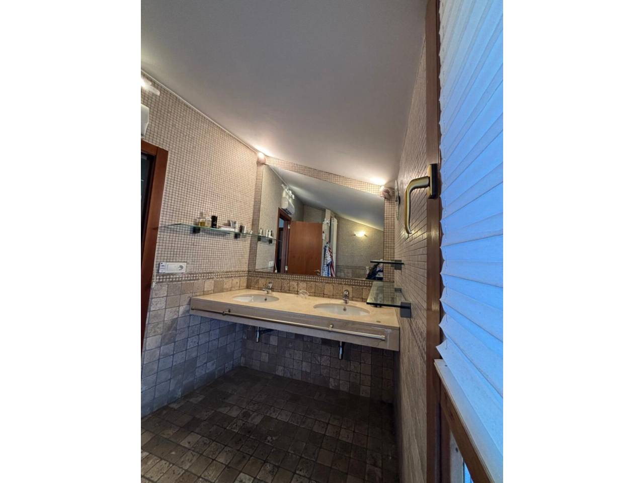 Casa adossada en entorn exclusiu i privilegiat, a un minut del centre