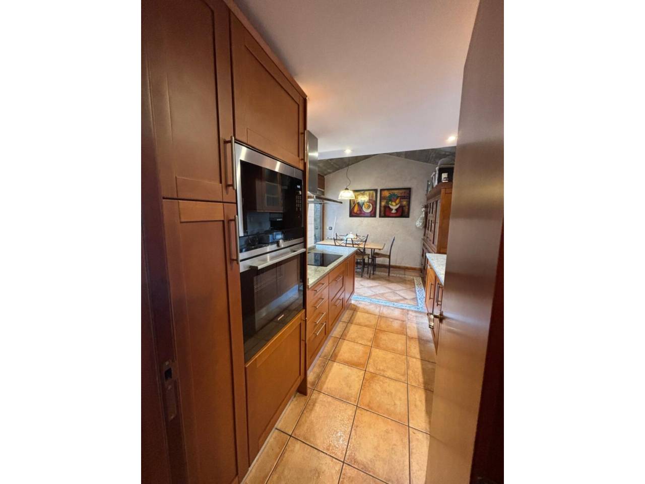 Casa adossada en entorn exclusiu i privilegiat, a un minut del centre