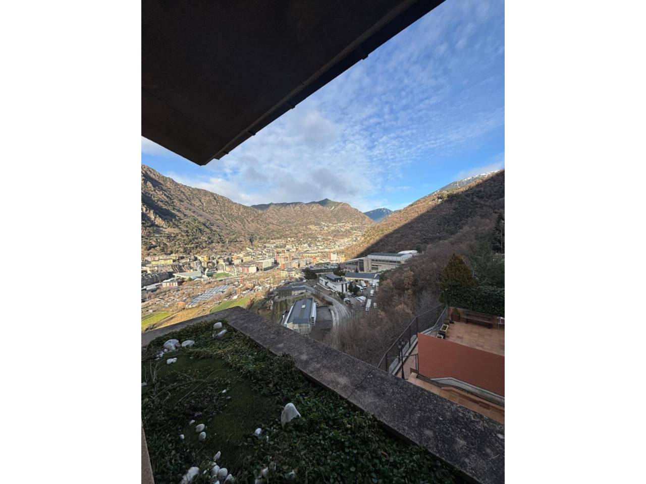 Casa adossada en entorn exclusiu i privilegiat, a un minut del centre