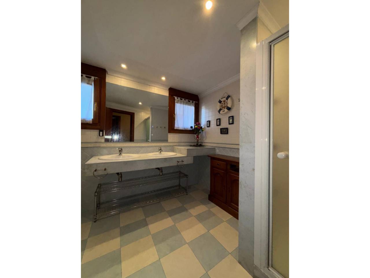 Casa adossada en entorn exclusiu i privilegiat, a un minut del centre