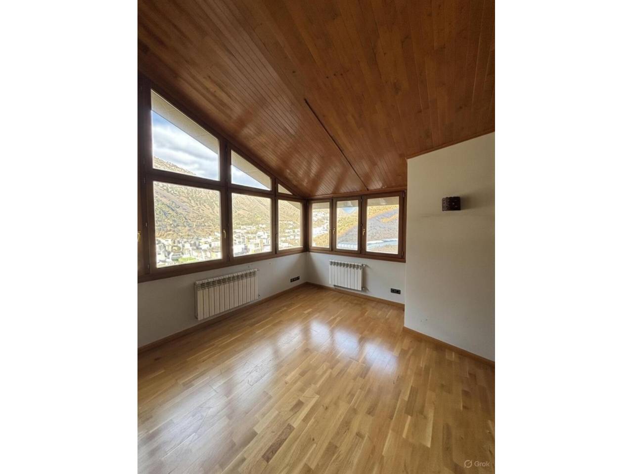 Casa adossada en entorn exclusiu i privilegiat, a un minut del centre