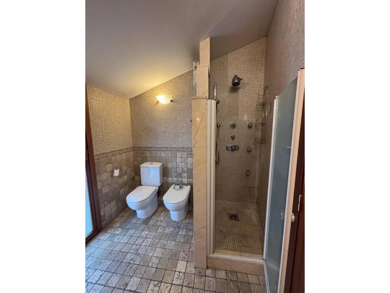 Casa adossada en entorn exclusiu i privilegiat, a un minut del centre