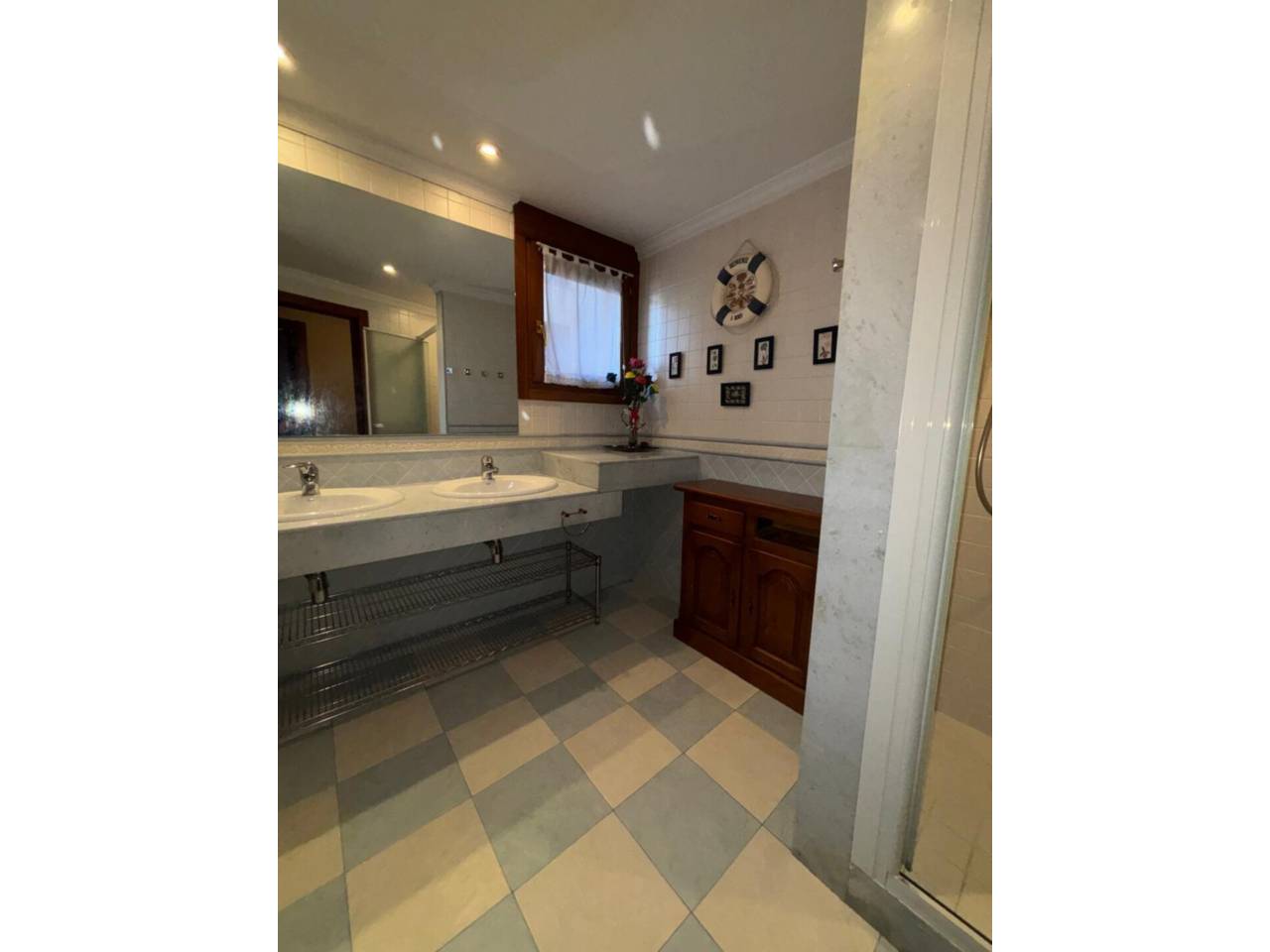 Casa adossada en entorn exclusiu i privilegiat, a un minut del centre