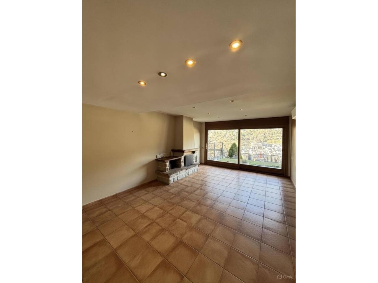 Casa adossada en entorn exclusiu i privilegiat, a un minut del centre