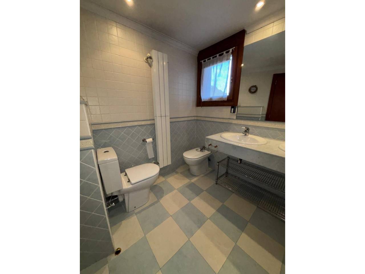 Casa adossada en entorn exclusiu i privilegiat, a un minut del centre