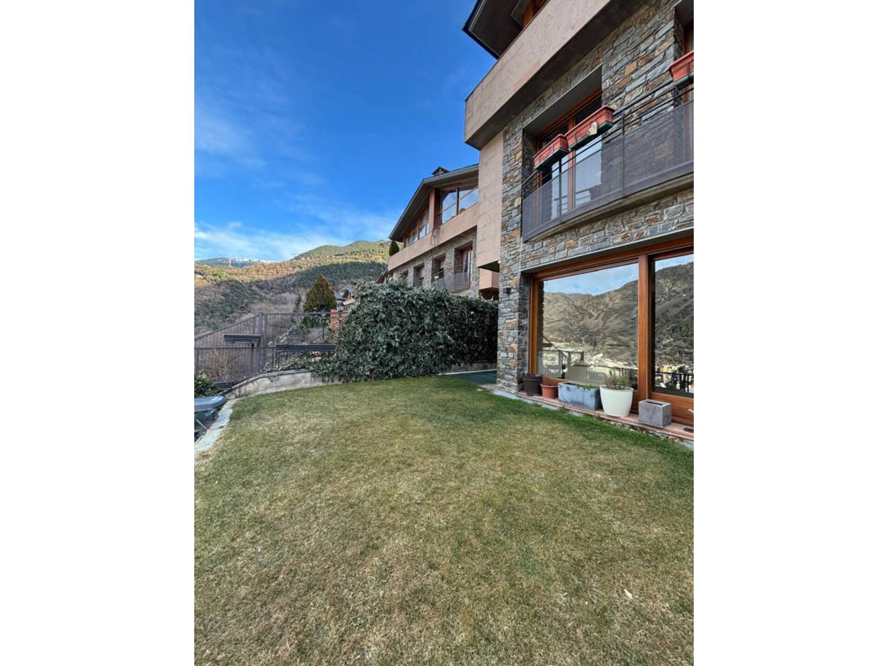 Casa adossada en entorn exclusiu i privilegiat, a un minut del centre