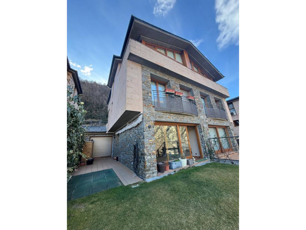 Casa adossada en entorn exclusiu i privilegiat, a un minut del centre