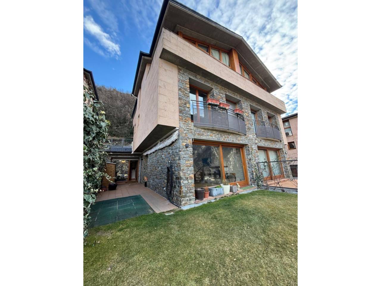 Casa adossada en entorn exclusiu i privilegiat, a un minut del centre