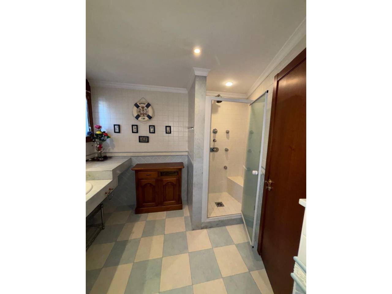 Casa adossada en entorn exclusiu i privilegiat, a un minut del centre