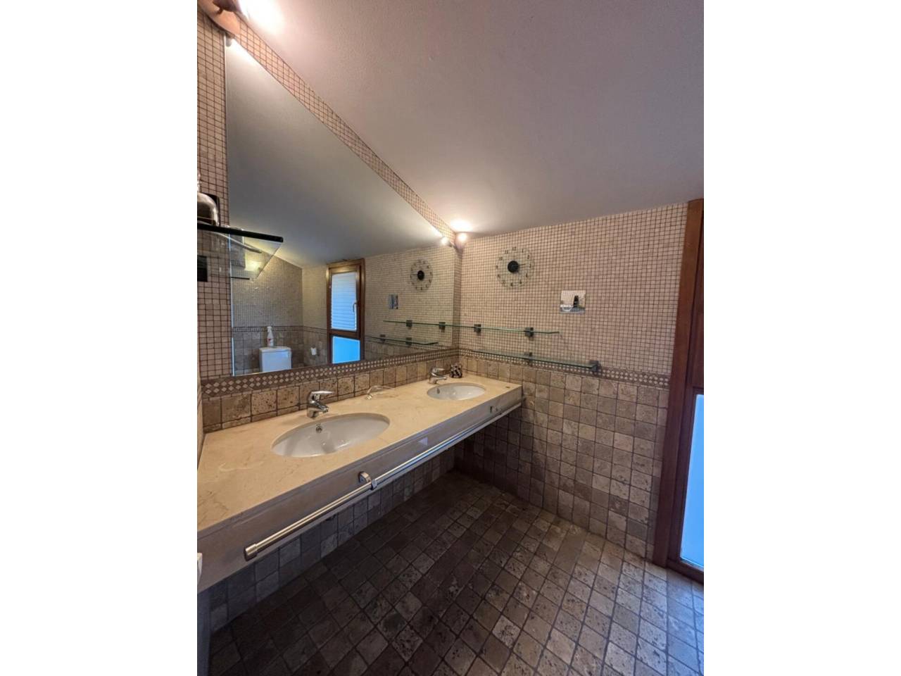 Casa adossada en entorn exclusiu i privilegiat, a un minut del centre