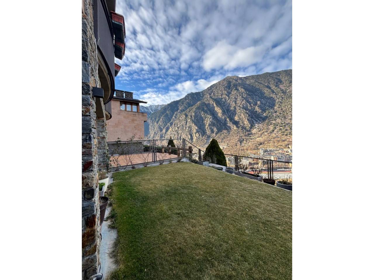 Casa adossada en entorn exclusiu i privilegiat, a un minut del centre