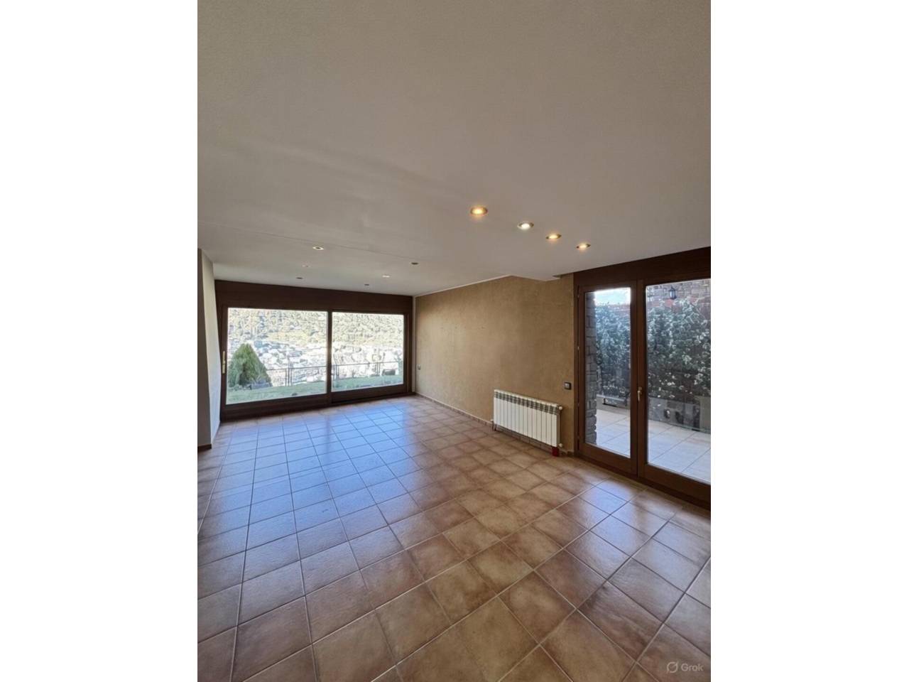 Casa adossada en entorn exclusiu i privilegiat, a un minut del centre