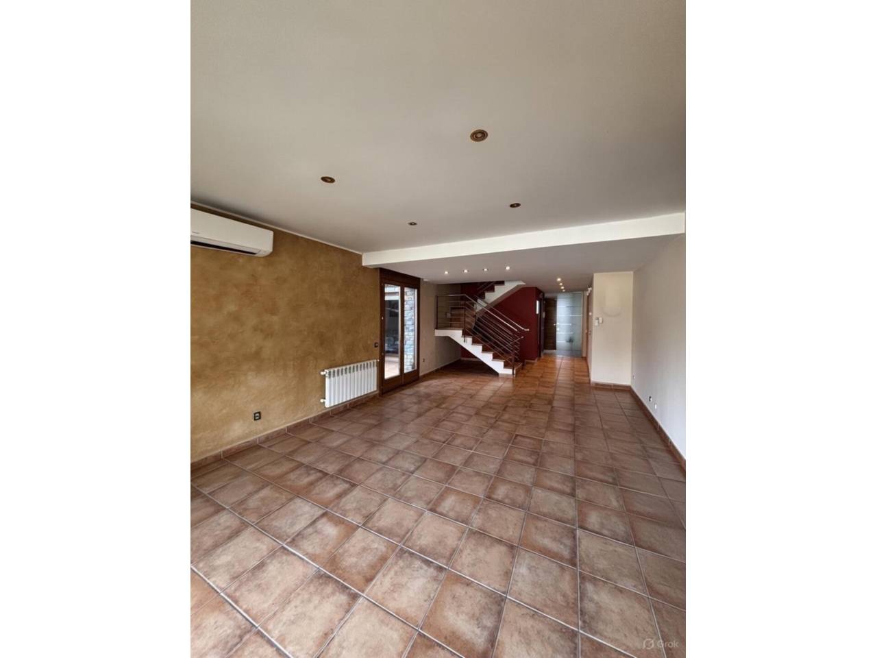 Casa adossada en entorn exclusiu i privilegiat, a un minut del centre