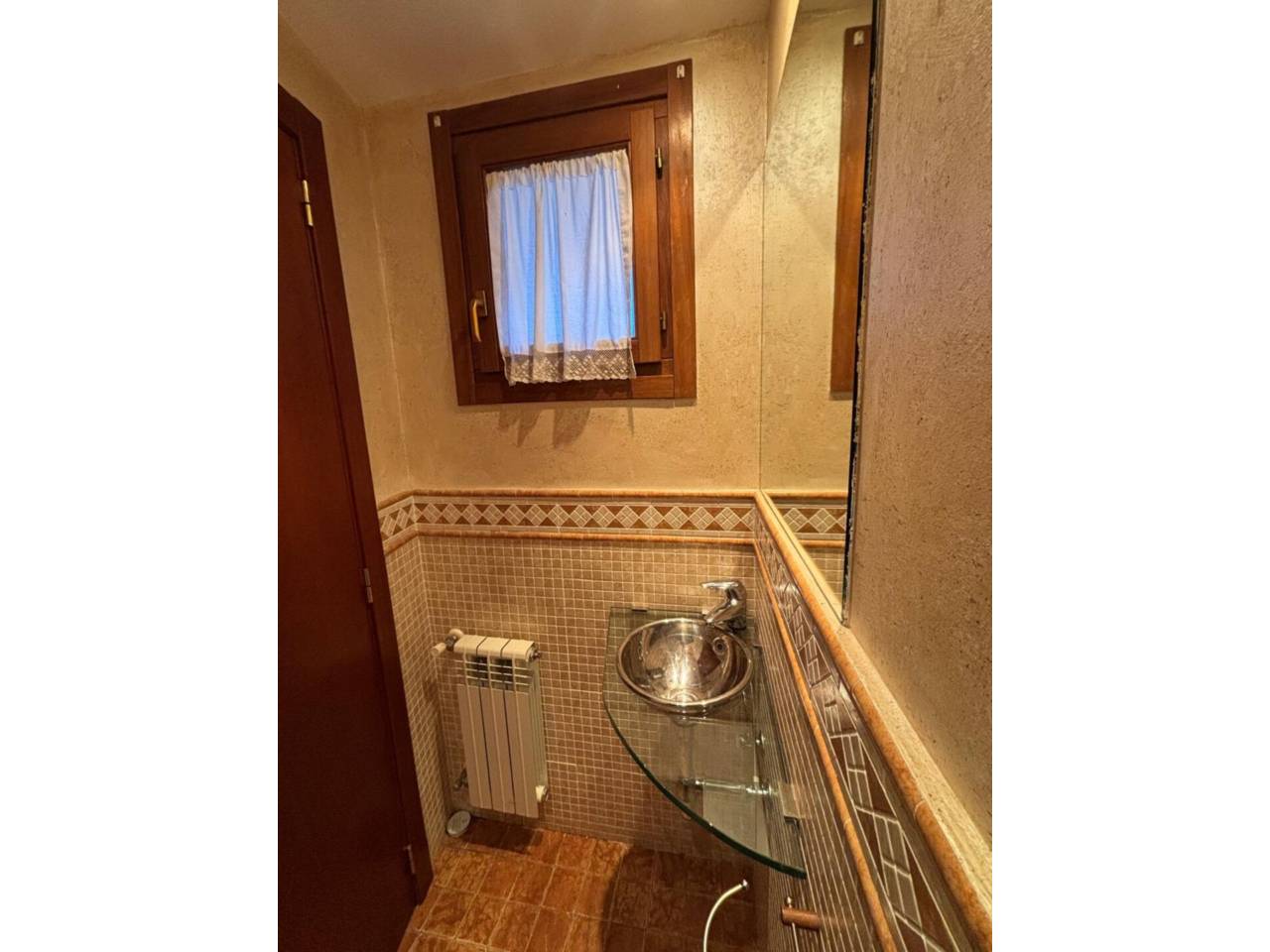 Casa adossada en entorn exclusiu i privilegiat, a un minut del centre