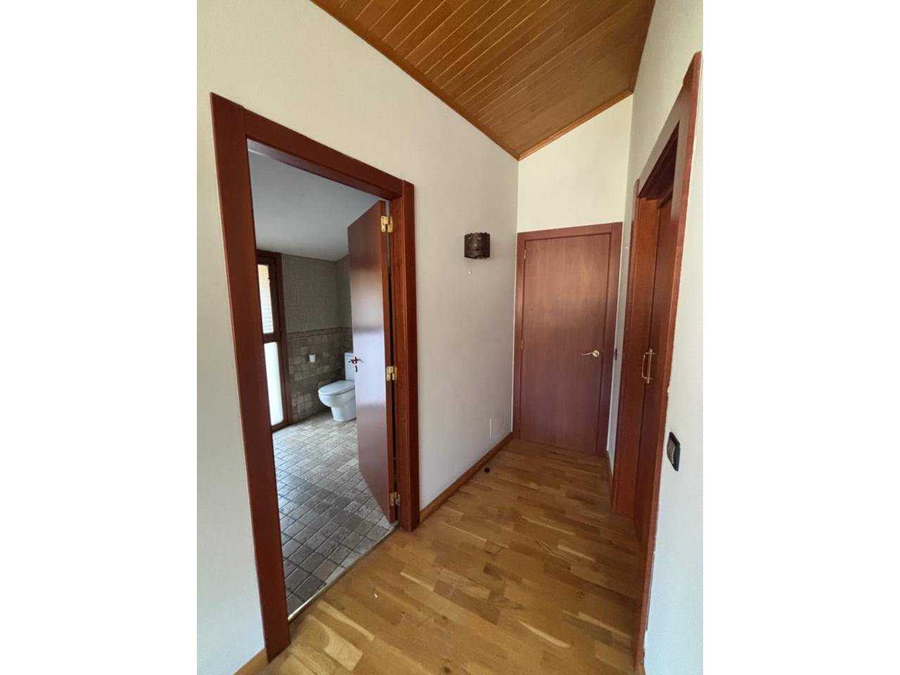 Casa adossada en entorn exclusiu i privilegiat, a un minut del centre