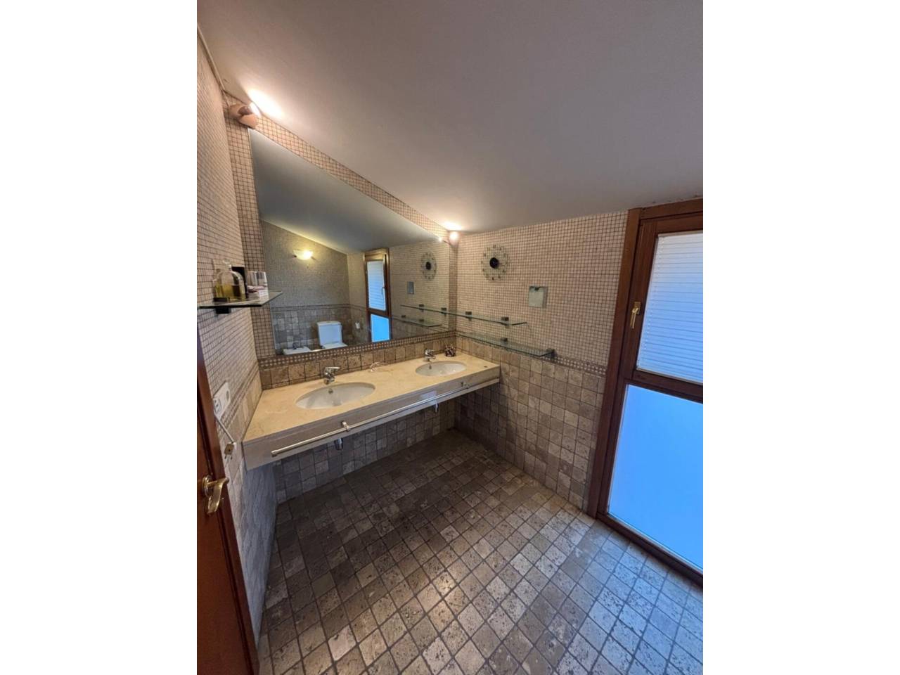 Casa adossada en entorn exclusiu i privilegiat, a un minut del centre