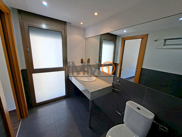  Es lloga magnífic pis de recent construcció sit