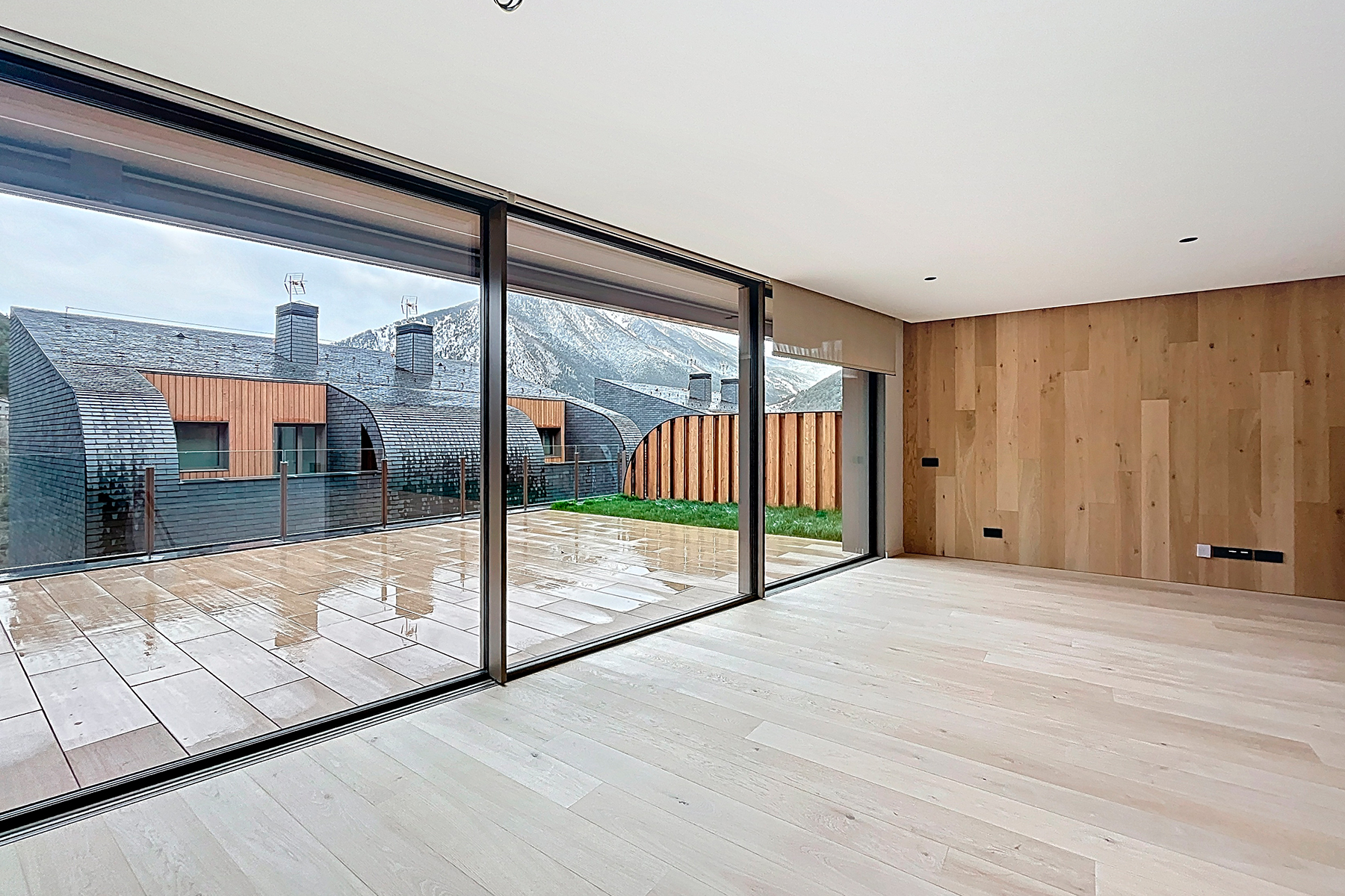 Es presenta aquesta distingida casa adossada de 35