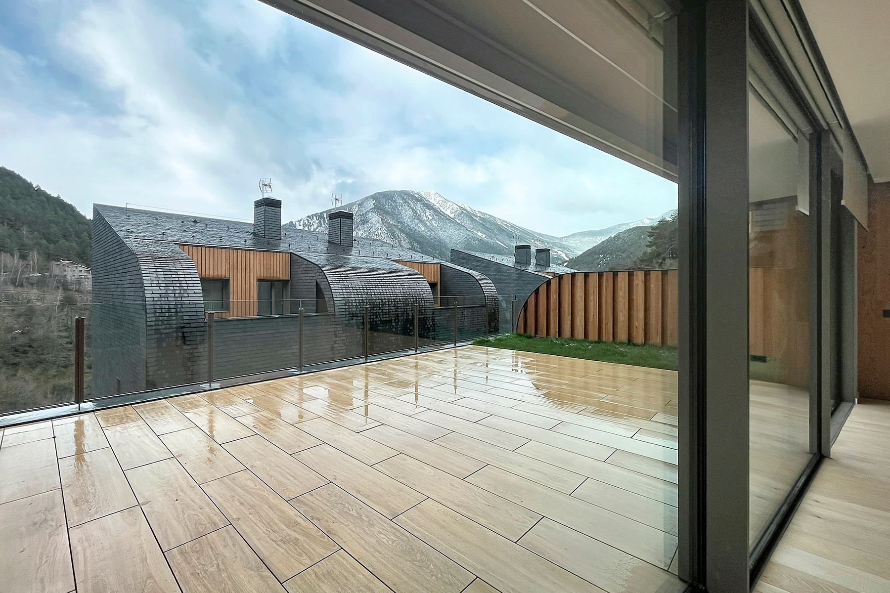 Es presenta aquesta distingida casa adossada de 35