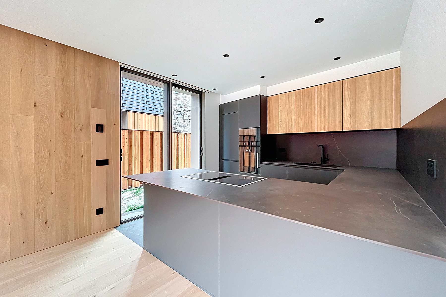 Es presenta aquesta distingida casa adossada de 35