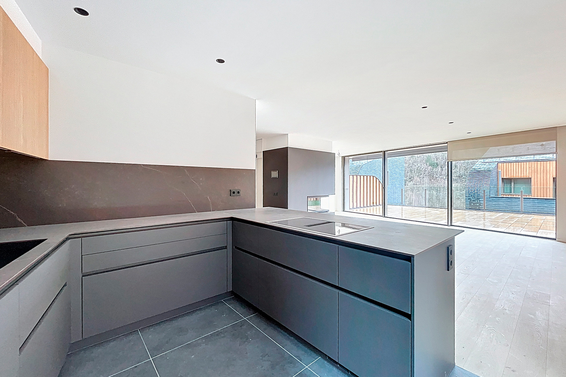 Es presenta aquesta distingida casa adossada de 35