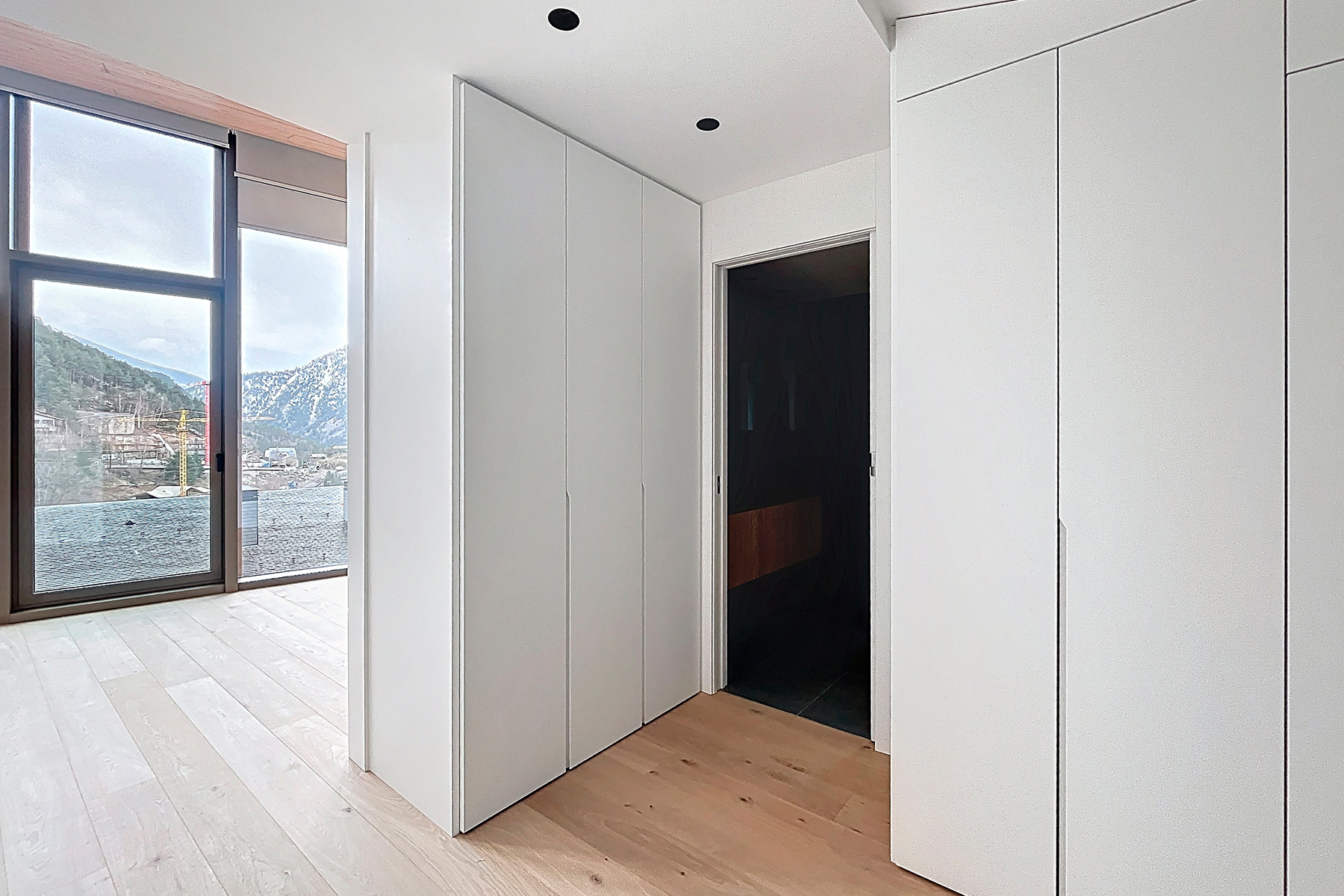 Es presenta aquesta distingida casa adossada de 35