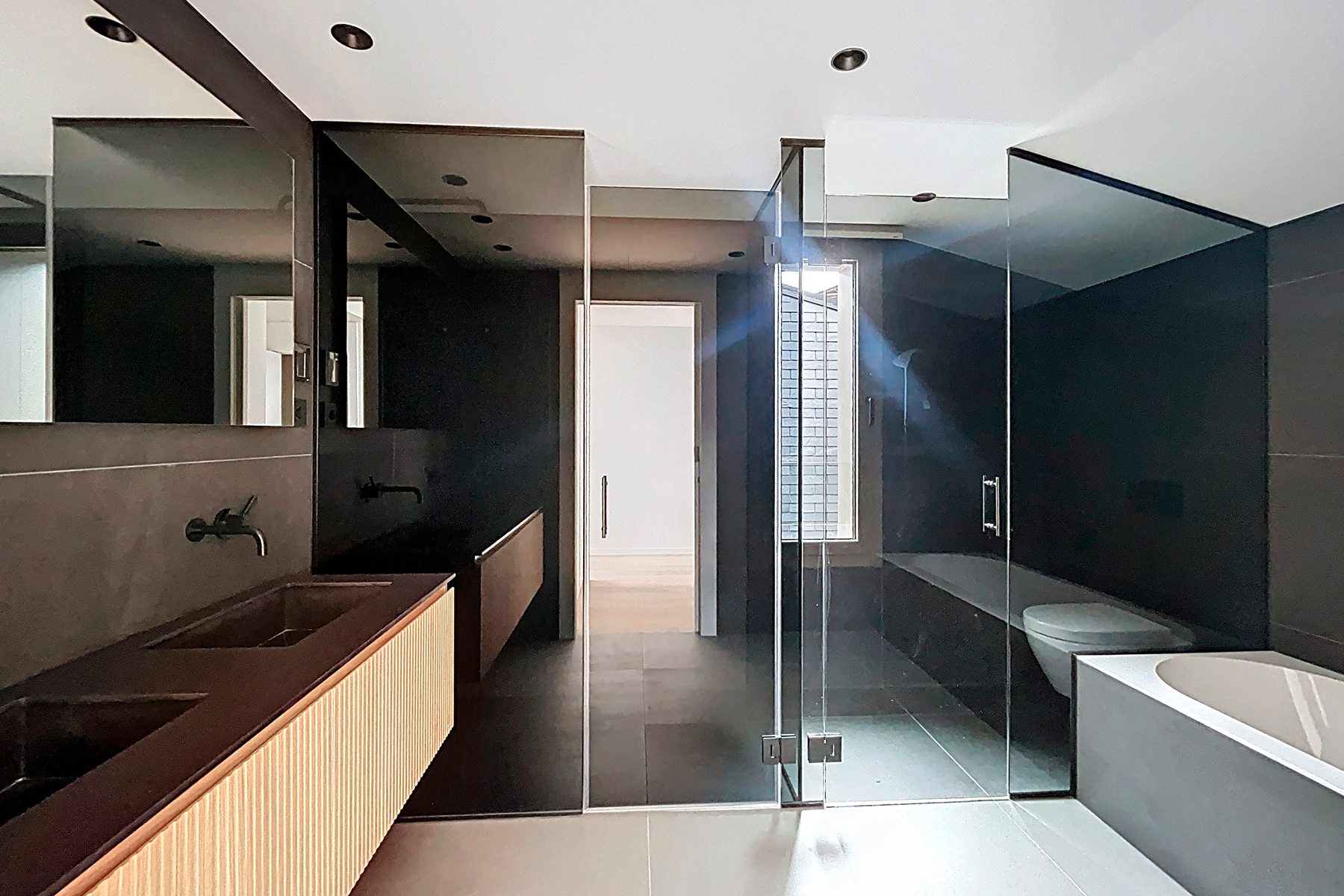 Es presenta aquesta distingida casa adossada de 35