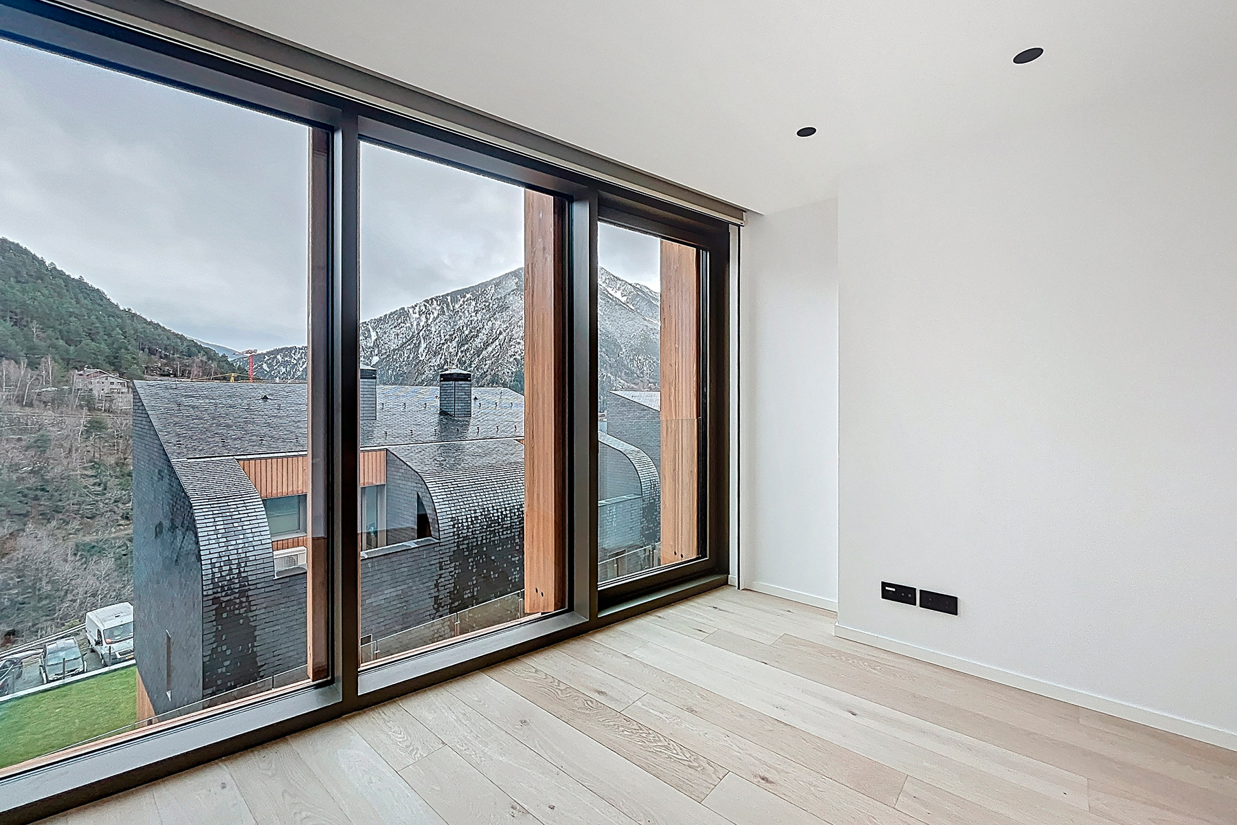 Es presenta aquesta distingida casa adossada de 35