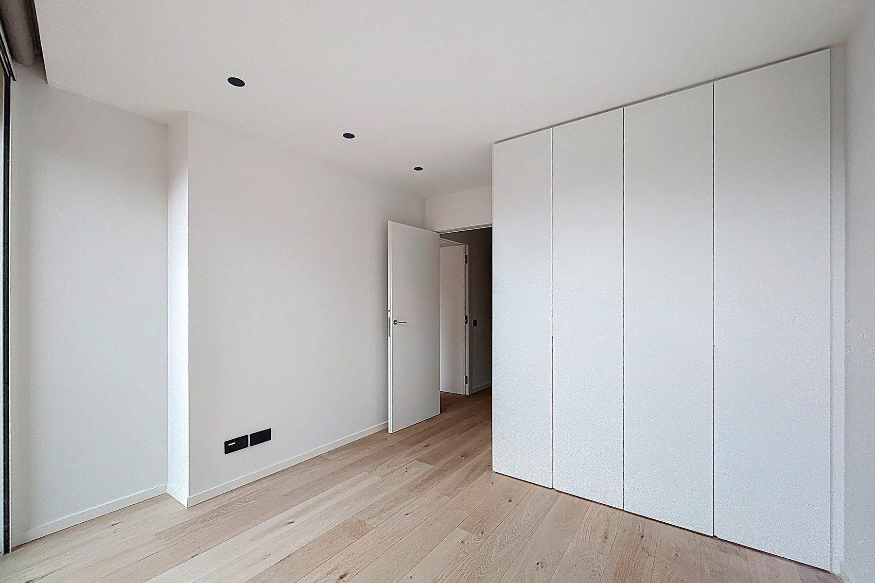 Es presenta aquesta distingida casa adossada de 35