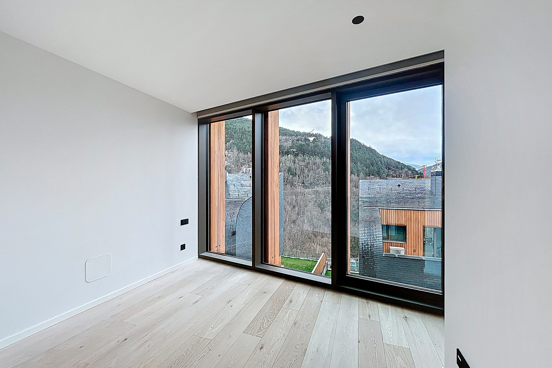 Es presenta aquesta distingida casa adossada de 35