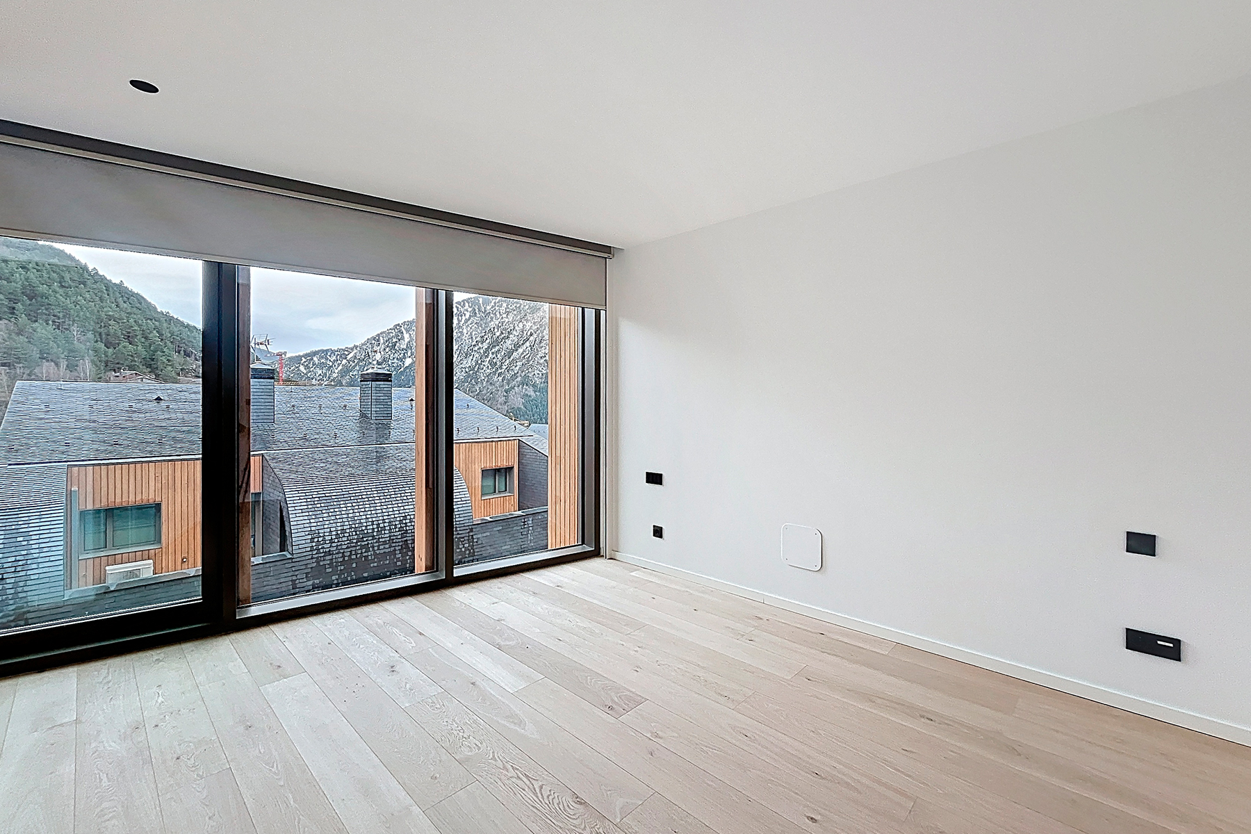 Es presenta aquesta distingida casa adossada de 35