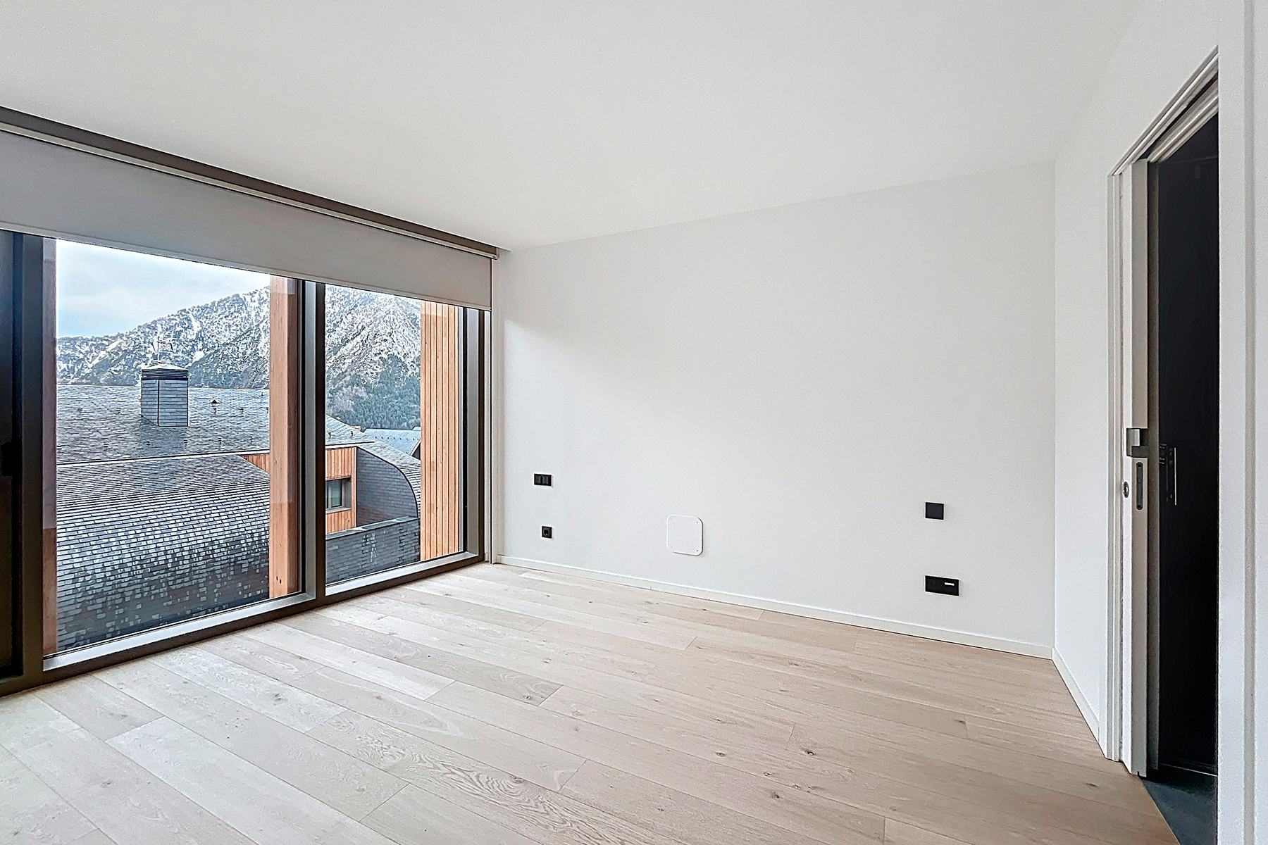 Es presenta aquesta distingida casa adossada de 35