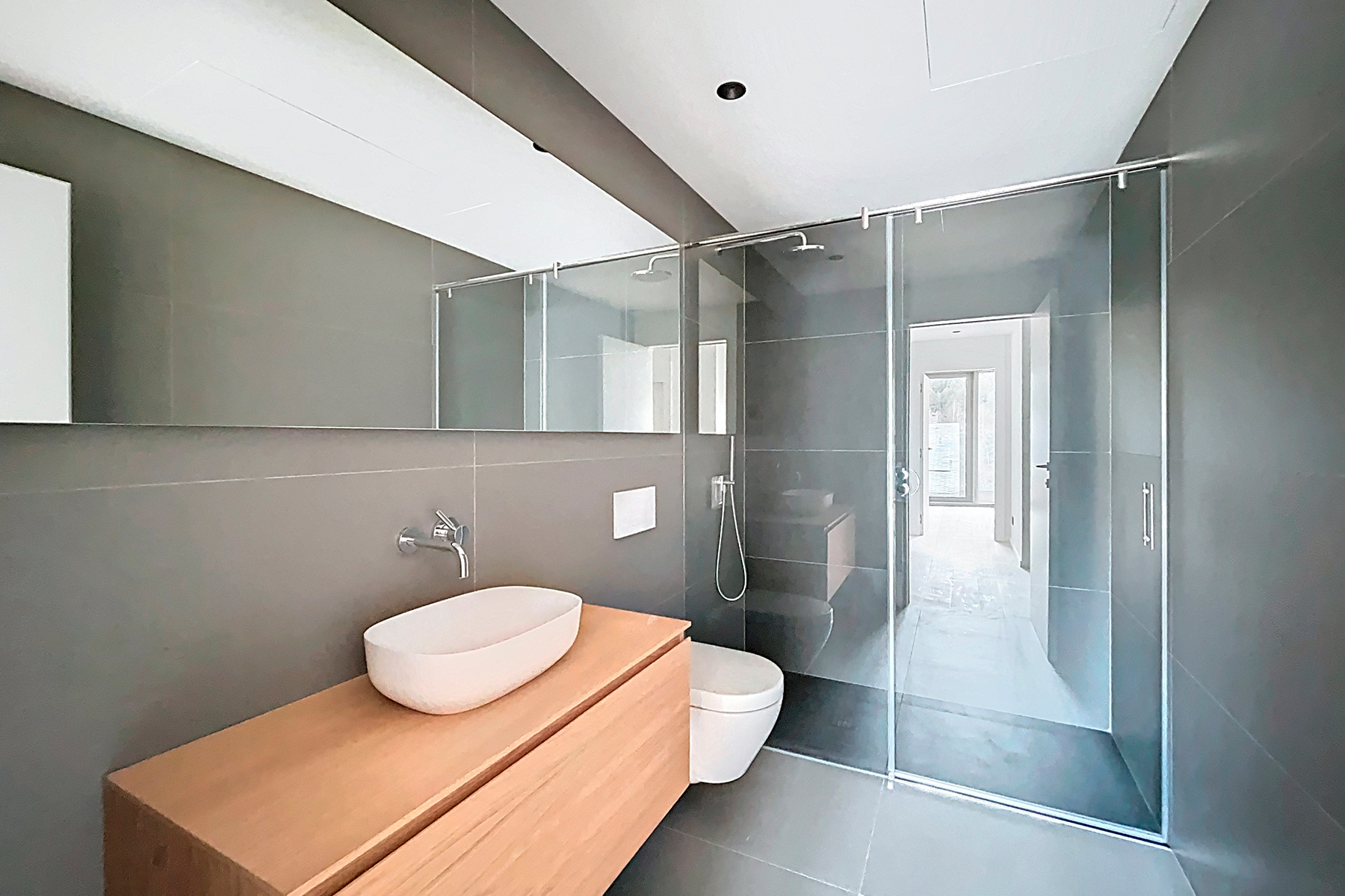 Es presenta aquesta distingida casa adossada de 35