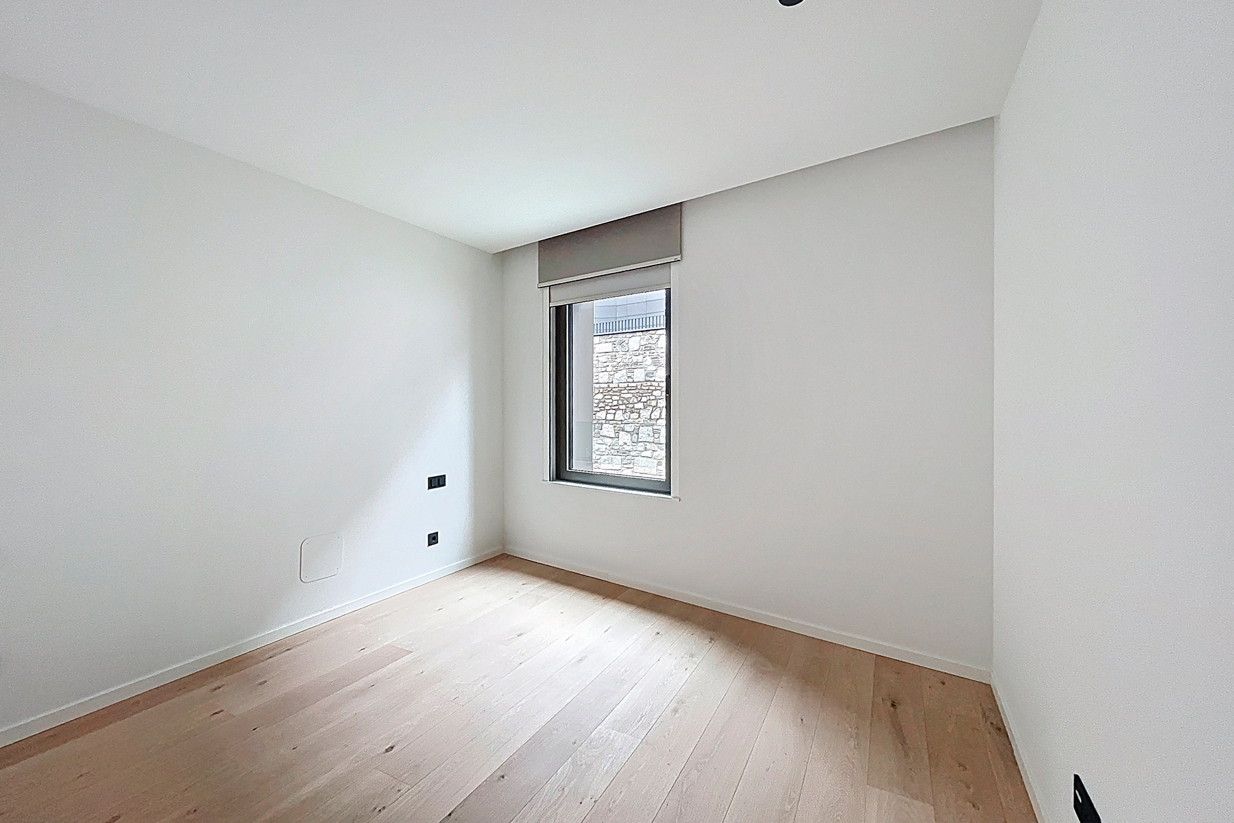 Es presenta aquesta distingida casa adossada de 35