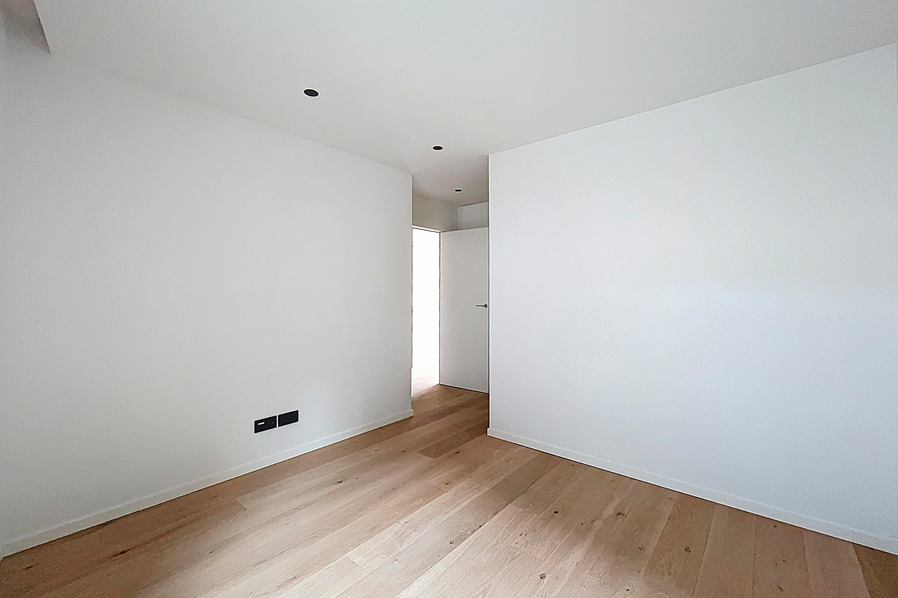 Es presenta aquesta distingida casa adossada de 35