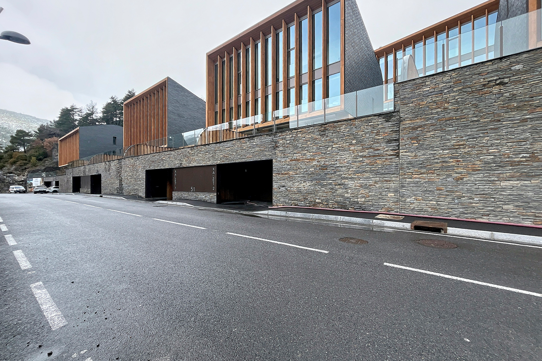 Es presenta aquesta distingida casa adossada de 35