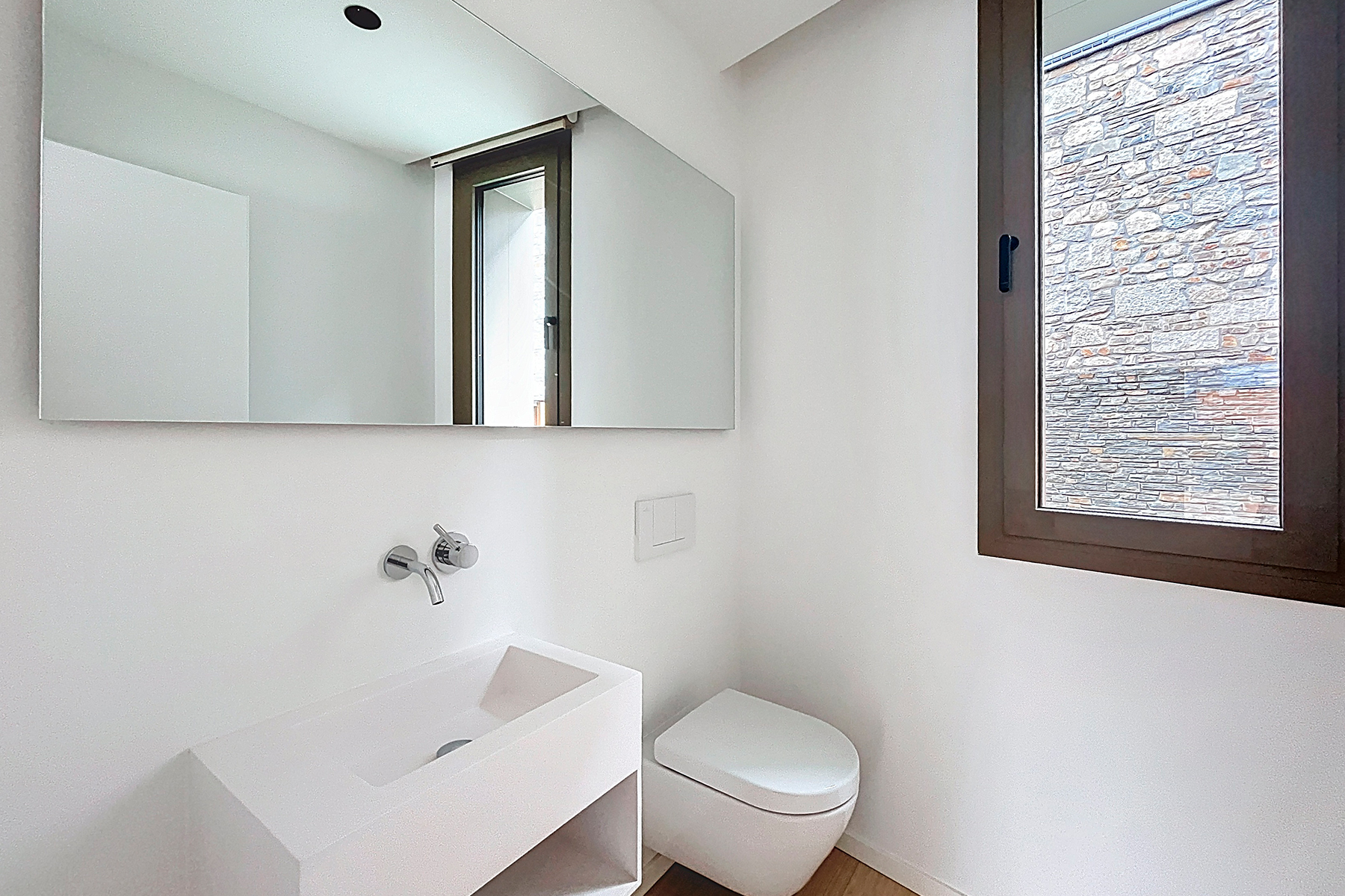 Es presenta aquesta distingida casa adossada de 35