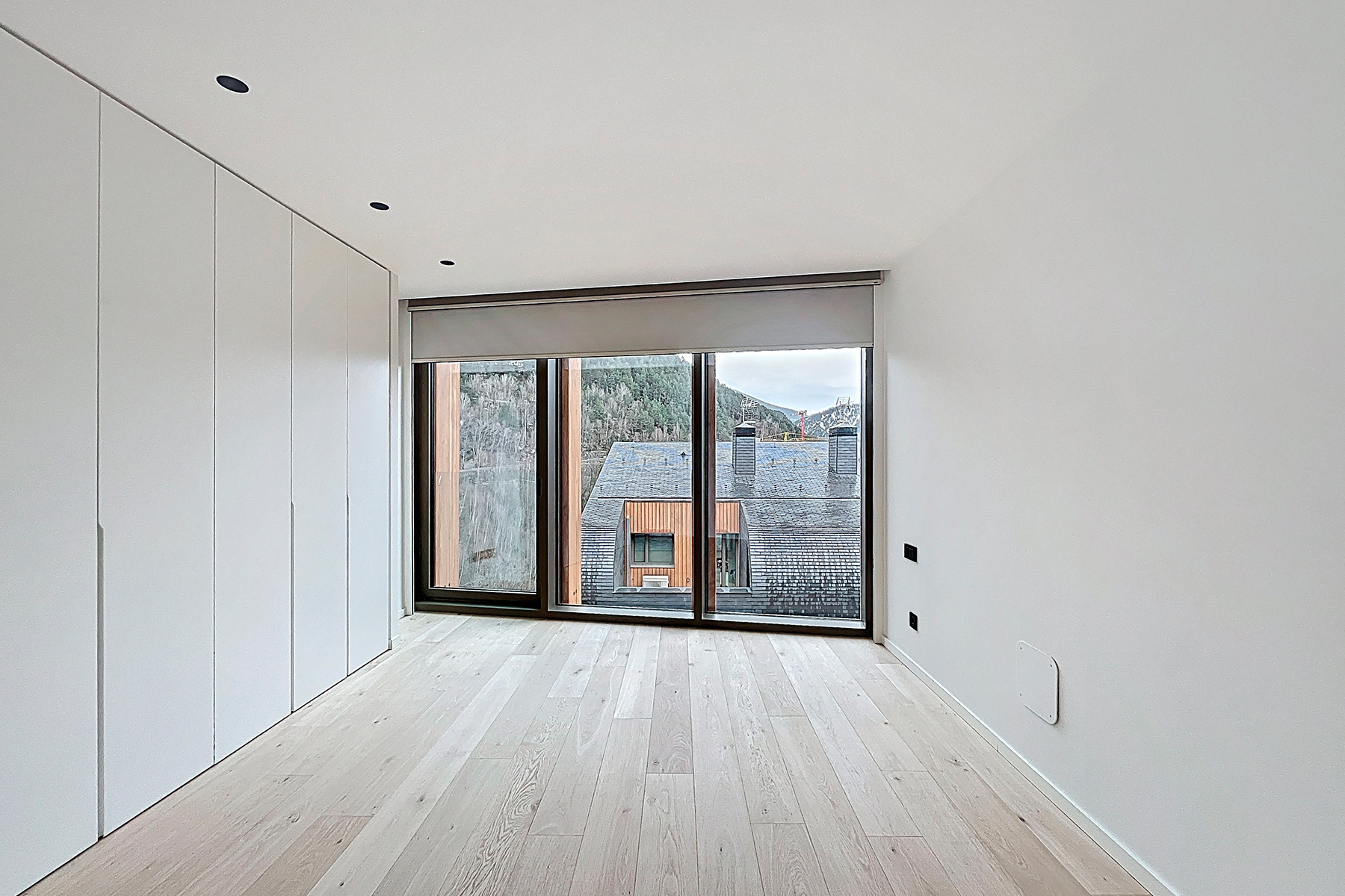 Es presenta aquesta distingida casa adossada de 35